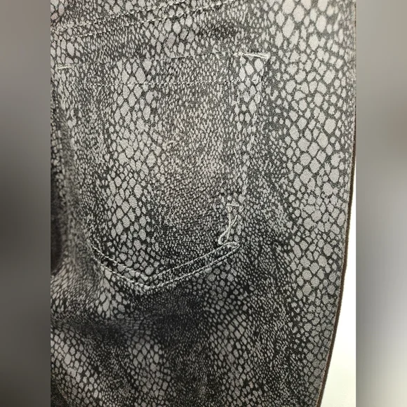 Jones New York Jeans - Black and Gray Snakeskin Look Jeans - size 6 - Picture 8 of 9